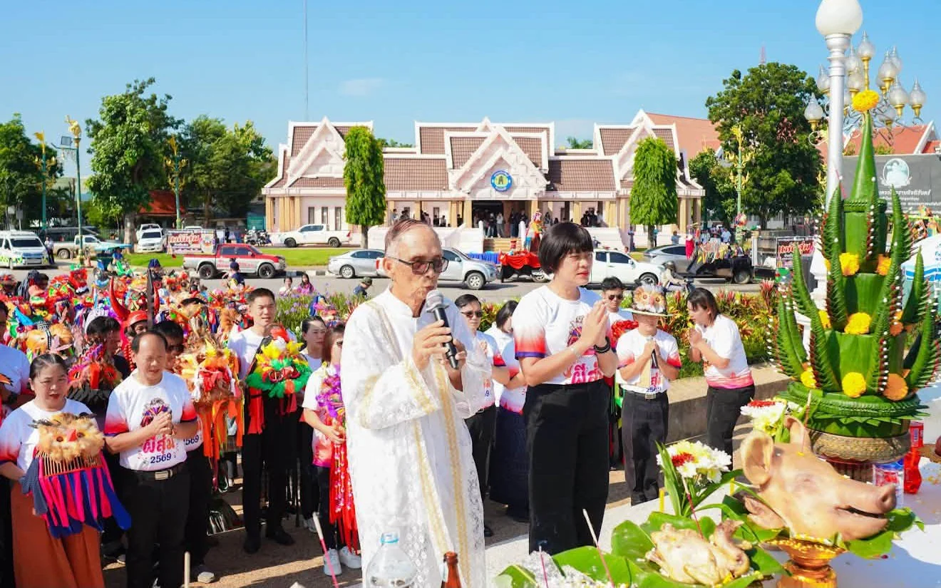 📅 วันเสาร์ที่ 12 กันยายน 2569 ✨สทกจ.ชัยภูมิ จัดพิธีบวงสรวง ขออนุญาตจัดงานละเล่นและแห่ “ผีสุ่ม” ต่อหน้าเจ้าพ่อพญาแล